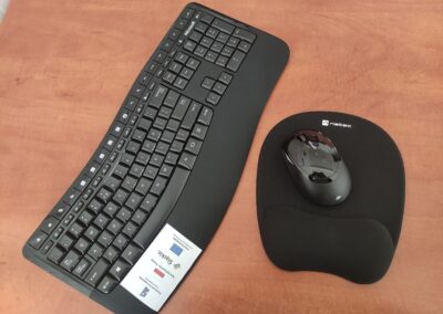 Zestaw bezprzewodowy - klawiatura i mysz wraz z podkładką pod nadgarstek